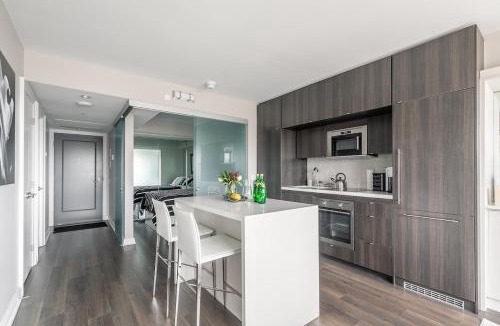 Bloor-Yorkville Apartment | Yorkville Luxury 2 Bedroom & Parking