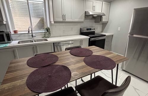 Brampton House | Your Home Away From Home Basement 3 Bedrooom 2 Full Washroom