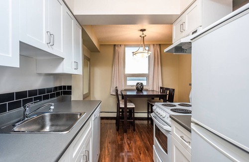 West End Apartment | Your Perfect Westend location - 5 min from beach or Stanley Park