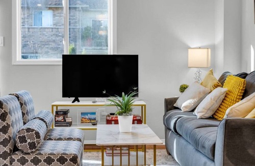 Pickering House | Your Warm Abode at Prime Highbush Area w/ Backyard