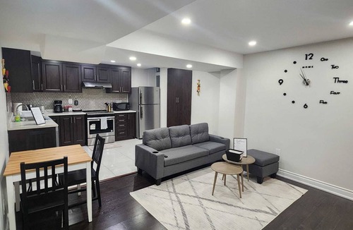 Brampton Apartment | Zen Nest - Cozy, conveniently located, and just minutes to the airport!