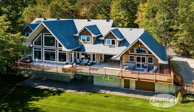 10 bed, 7 bath, cottage on Six Mile Lake, level land great for kids!
