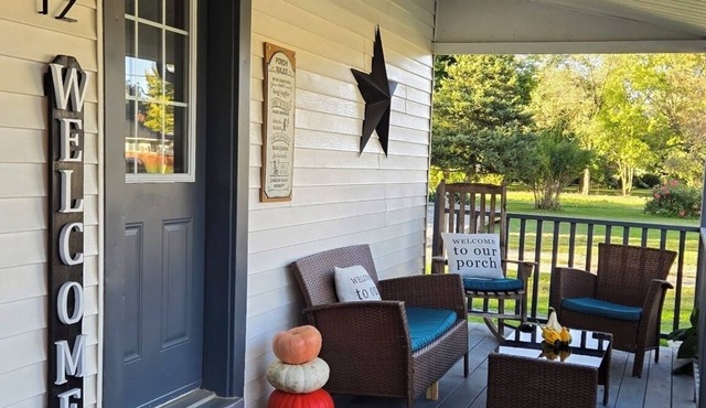 10 minutes to beaches. Family-sized farmhouse with game room and yoga studio.