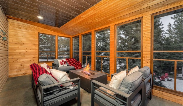 2-Minute DRIVE to Jasper National Park | 5 Bedrooms/4 Bathrooms & 8 Beds