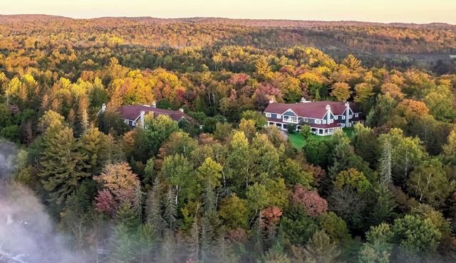 2 Units on Scenic Nature w/Fireplace, Spa & Modern Comforts Near Forest Trails