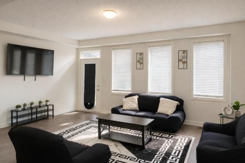 2024 Built 3 Bedroom Townhome in Cambridge with Free Parking, WiFi, Full Kitchen, Laundry & Foosball - 8 Mins to African Lion Safari - Great for Families, Groups & Work Stays!
