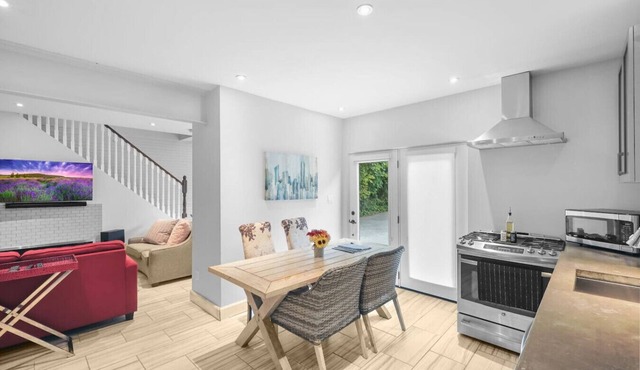 2BR Downtown Retreat: Mins to Beach, BBQ & Firepit