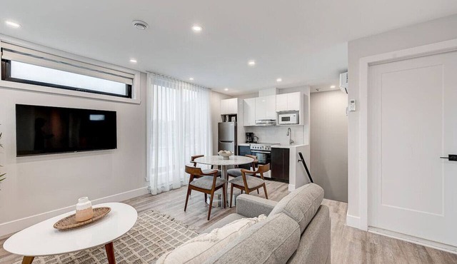 2BR LOFT with private terrace- Plaza St-Hubert