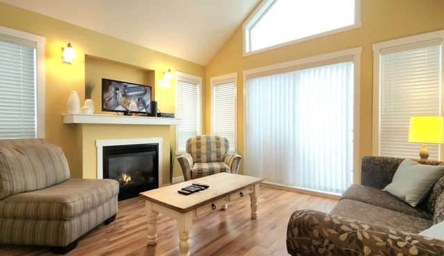 3 Bed Pool View Cottage at LaCasa Lakeside Resort!