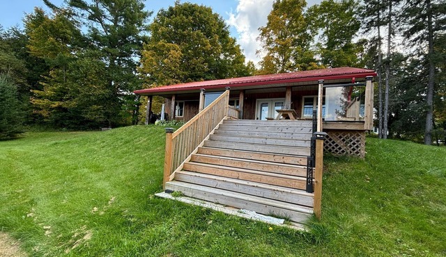 3-Bedroom Cottage Small Quiet Lake.Perfect for Nature Lovers & Trail Enthusiasts