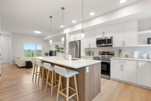 3 Bedroom Luxurious Seton Town Home with Central AC and Lake View
