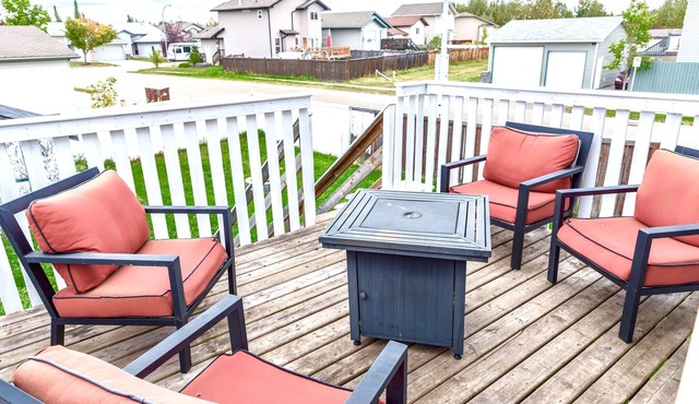 3 beds Private Cozy Patio + 4 mins Drive to restaurants, Starbucks