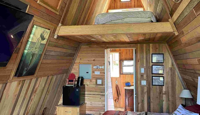 4 Coastal Cabins & 2 bedroom suite for exploring the Sunshine Coast of BC