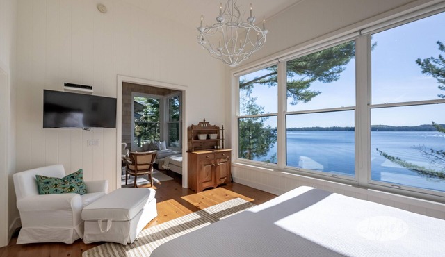 6 bed, 3 bath cottage on South Lake Joe, Privacy and sunrises!