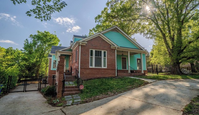 7BR/10BA Five Points Private Gathering Home | Sleeps 26, Theatre, Golf Sim, Elevator & Outdoor Areas in Raleigh