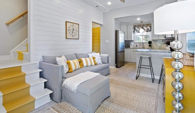 A comfortable, downtown 1/1 perfect for the traveling employees near food, beach, and entertainment