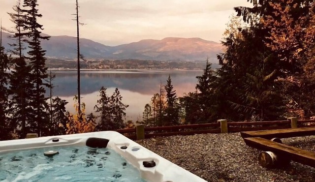 A cozy, romantic lake view log cabin with hot tub & wood burning fireplace.