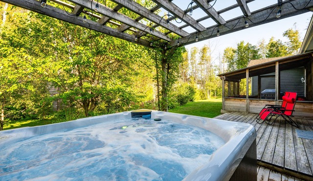 Ace Cottage | HOT TUB | + AC | Near beach