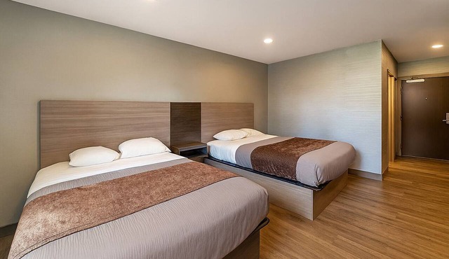 Affordable Accommodation Near Capron Park Zoo! FREE Breakfast & Parking!