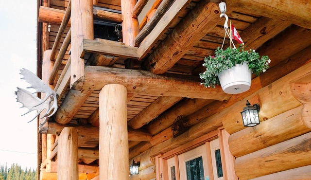 Arctic Divide Lodge