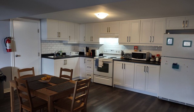 Barrie North Retreat - Great for work crews!