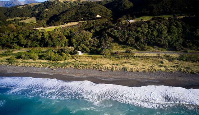 Beachfront Cottage Manganaunu - Cosy, Secluded Cottage