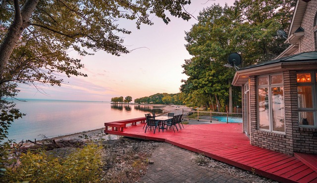 Beachfront Villa across Whisky Run Golf, 30 mins to Niagara Falls