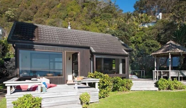 Beachside Bach - Long Beach - Absolute beachfront! Great family holiday home.