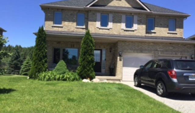 BEAUTIFUL Cozy 5BDRM House - only 3 minute drive to Blue Mountain