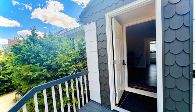 Beautiful house/self check in/7 mins to YEG Airport/Nature walk🌴
