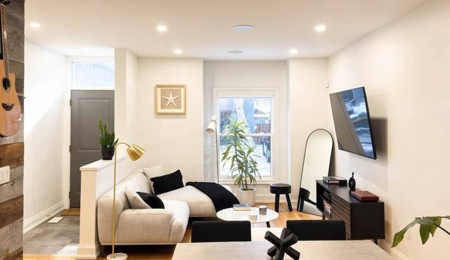 Beautiful modern 2Bdr sunny home with French decor in Hamilton