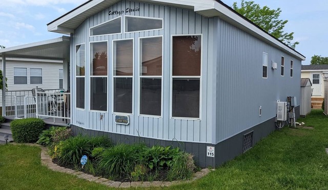 Beautiful, spacious 3 bedroom updated cottage sleeps 8 with A/C and fire place