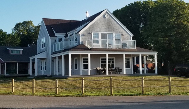 Beautiful water front beach-house in picturesque Victoria-By-The-Sea