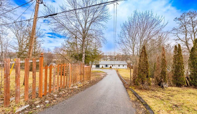 Beautiful Waterfront Cottage backing onto Crowe River!