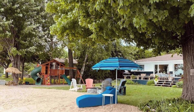 Bee's Luxury BeachHouse - Hot tub, Sauna, Playground, & Game room