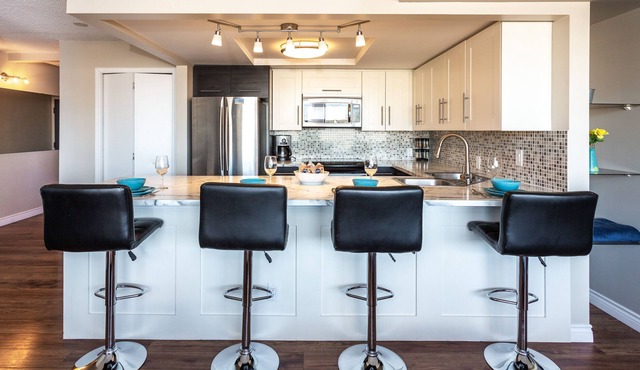 BIG KITCHEN, CHIC BREAKFAST BAR, NEAR DOWNTOWN SHOPS & C-TRAIN, WALK EVERYWHERE