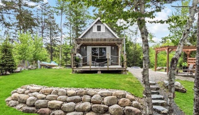 Black Rattle Cabin - LaBelle NS