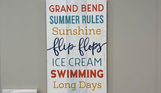 Blue Pearl Tri-Level 5 Bedroom 2 Kitchen Beach Haven Home in Grand Bend Ontario