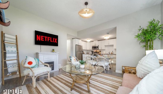 BoHo Chic Suite - Long Stays - Fireplace - Garage