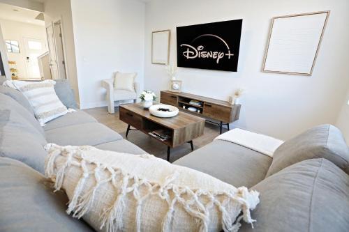 BoHo Retreat with King Beds|A/C|Disney+|Near WEM