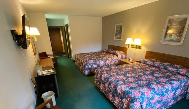 Boulder Bear Motor Lodge - Two Queen Beds 115 Front
