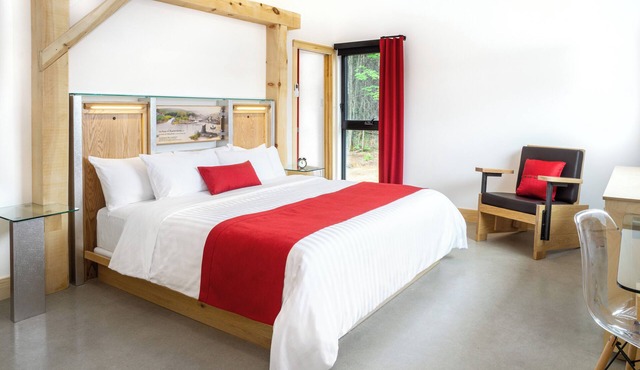 Breathtaking Escape w/Fireplace, BBQ, Wellness & Soothing Du Loup river View