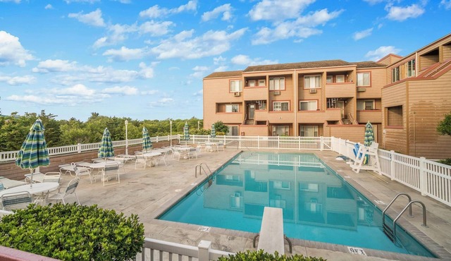 Brigantine Comfy Condo on the Beach and Pool!