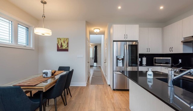 Bright, Clean & Quiet mins to Downtown & Beach