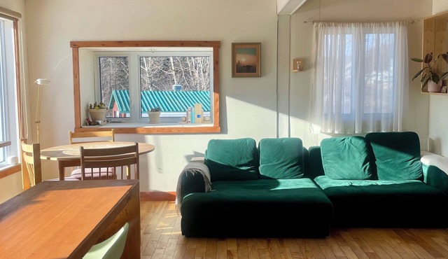 Bright, peaceful and comfortable cabin, 10 mins from Baie Saint-Paul!