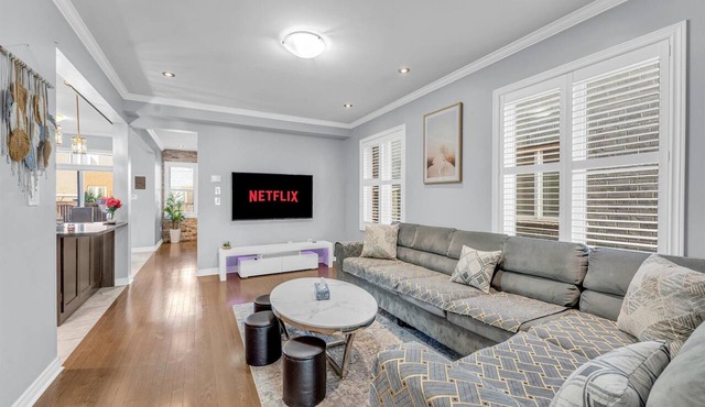 Calm Brampton Home | Sleeps 8 | Family Friendly