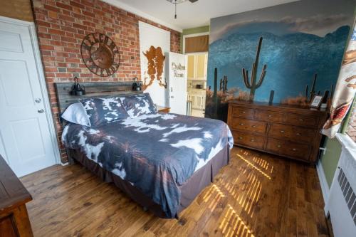 Cardinal Inn Western Room