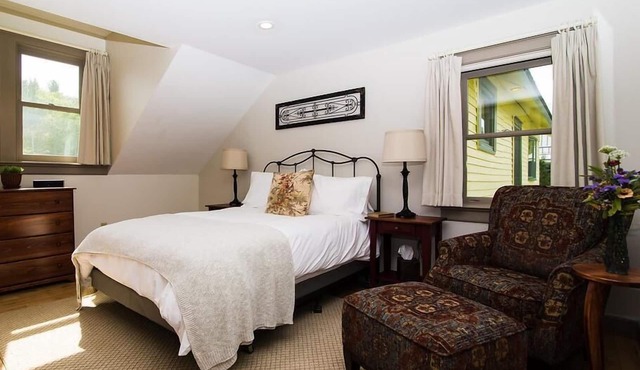 Cedar Room - Private Bath with Queen Bed