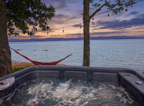 Chalet #9 Waterfront with Spa, Fireplace Wifi & AC