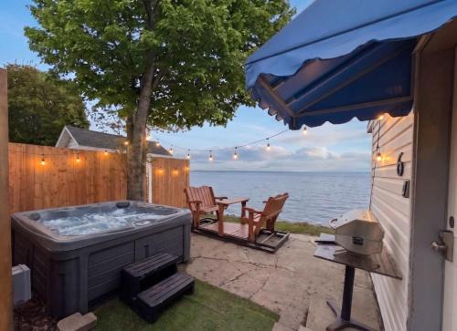 Chalet Studio #6 Waterfront with Spa, Fireplace & Wifi